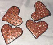 Orecchini con pendenti di ceramica color bronzo profilato di nero formati da 2 cuori  bucherellati