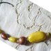 Corta collana di ceramica giallo e bronzo con olive e palline di grandezze diverse alternate 