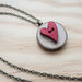 Collana con ciondolo in legno d'ulivo creato con bottoni, collana con cuore rosso  