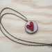 Collana con ciondolo in legno d'ulivo creato con bottoni, collana con cuore rosso  