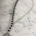 Collana lunga con perle in onice, catena in alluminio e pendente