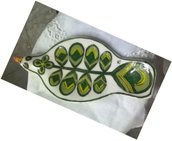 Uccellino porta mestoli di ceramica, modellato e dipinto a mano con motivo di occhi di pavone  sul verde
