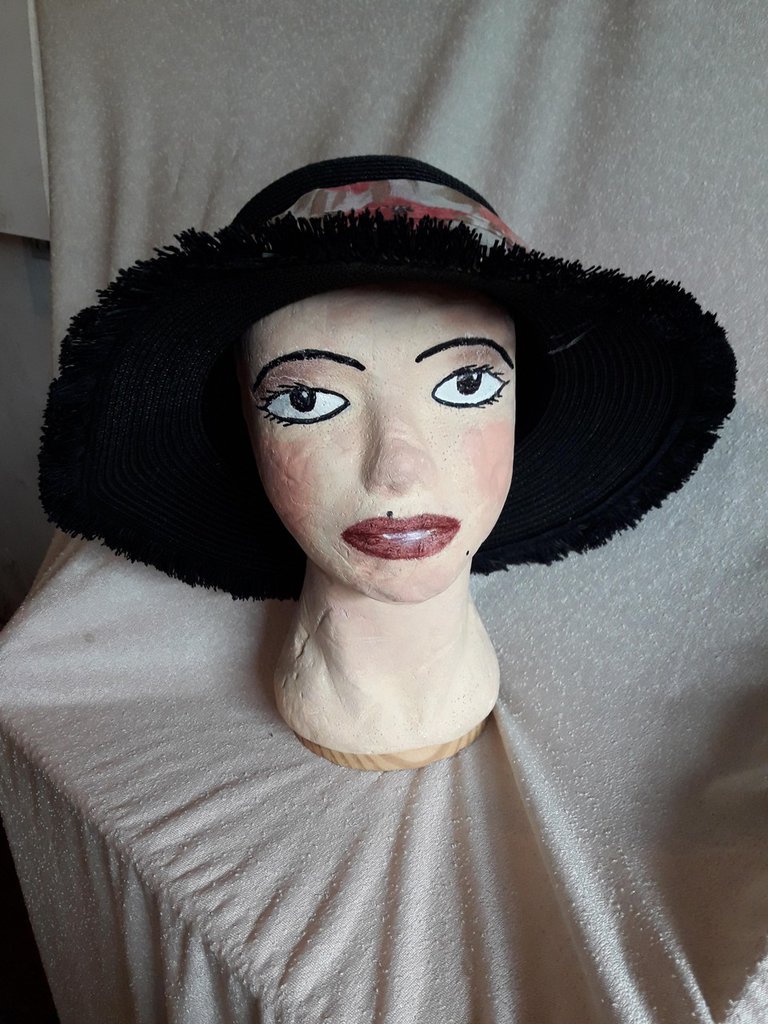 Cappello in nero - Donna - Abbigliamento - di Artidea di ...