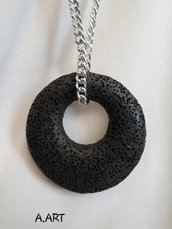 Collana con ciondolo di pietra lavica nera