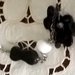 Originale lunga collana di ceramica bianca e nera con elementi diversi intervallati da catene