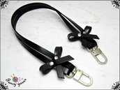 Manico per borsa, 62 cm. in cuoio nero, ha 2 fiocchi laterali in cuoio, rivetti e moschettoni extra lusso colore argento 