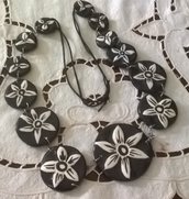 Lenti con fiori di ceramica bianche e nere intorno al collo per lunga collana modellata a mano