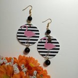 Flamingo style orecchini di carta pendenti con ciondolo cerchio e immagine in bianco e nero con fenicottero.