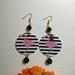 Flamingo style orecchini di carta pendenti con ciondolo cerchio e immagine in bianco e nero con fenicottero.