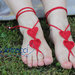 decorazioni artigianali piedi donna con cuore rosso all'uncinetto