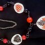 Originale lunga collana di ceramica bianca rossa e nera con palline e ovali  intervallati da catene