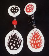 Orecchini di ceramica con clip nella lente decorata con pallina e pendente ovale dipinto avanti e dietro