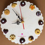 Orologio da parete decorato con biscotti assortiti fatti a mano in fimo