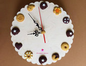 Orologio da parete decorato con biscotti assortiti fatti a mano in fimo