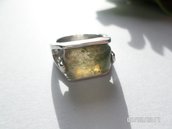 anello pietra di labradorite in metallo su misura 