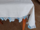 Per l'estate nella vostra cucina: un originale copritavolo e/o tovaglia color beige con bordo fantasia arricciato lungo tutto il contorno