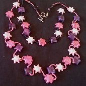 Fiori, quadri e stelle per doppia lunga collana di ceramica, modellata e dipinta a mano in 3 toni di rosa