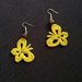 Orecchini gialli a farfalla realizzati ad uncinetto e perline di legno, orecchini pendenti fatti a mano