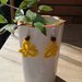 Orecchini gialli a farfalla realizzati ad uncinetto e perline di legno, orecchini pendenti fatti a mano