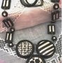 Lunga collana di ceramica con motivi bianco e nero con semisfere, lenti e rettangoli