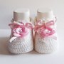 Scarpine  neonato realizzate a uncinetto di lana con fiore rosa