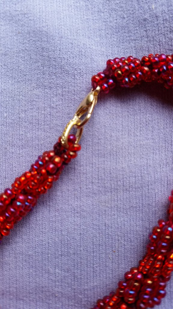 Bracciale rosso, braccialetto di perline all'uncinetto