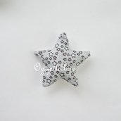 Una stella di stoffa imbottita personalizzabile come bomboniera: stelline, calamite, bomboniere originali ed economiche