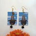 René Magritte orecchini di carta pendenti con ciondolo gatto e perline nere