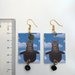 René Magritte orecchini di carta pendenti con ciondolo gatto e perline nere