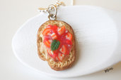 Ciondolo Bruschetta al pomodoro - Miniature in Pasta polimerica -  Cibo da indossare - Charm per ricettario, agenda, bracciale