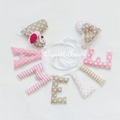 Un'idea regalo originale per decorare la cameretta di Amelie: una ghirlanda di lettere di stoffa imbottite arricchita con un fenicottero rosa per il suo compleanno!
