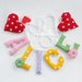 Un'idea regalo originale per decorare la cameretta di Alice: una ghirlanda di lettere imbottite colorata per il suo compleanno