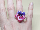 Anello pansè, anello viola del pensiero, anello porcellana fredda, anello violetta, anello fiore, anello regolabile, gioielli floreali