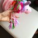 Zaino unicorno all'uncinetto di colore rosa, zaino bambina con nappine fatto a mano, unicorno rosa