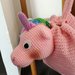 Zaino unicorno all'uncinetto di colore rosa, zaino bambina con nappine fatto a mano, unicorno rosa