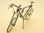 Bicicletta media da corsa in acciaio misure 24x15  bici particolare bici bici artistica art metal bike sculptures arte del riciclo riciclato