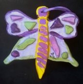 Scultura di farfalla di ceramica con elementi in rilievo, manufatta, variamente colorata da appendere