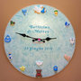 Orologio da parete  decorato in fimo con soggetti a tema nascita. Idea regalo.