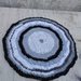 Tappeto artigianale rotondo tappetino bianco grigio nero, diametro 62cm, ottimo come copertina per animali o in bagno 