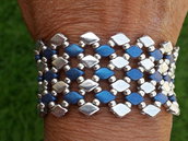 Il braccialetto argento e blu Il braccialetto argento e blu