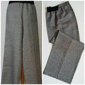 Pantalone dritto in puro lino, con elastico; fatto a mano.