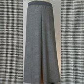 Pantalone dritto in puro lino, con elastico; fatto a mano.