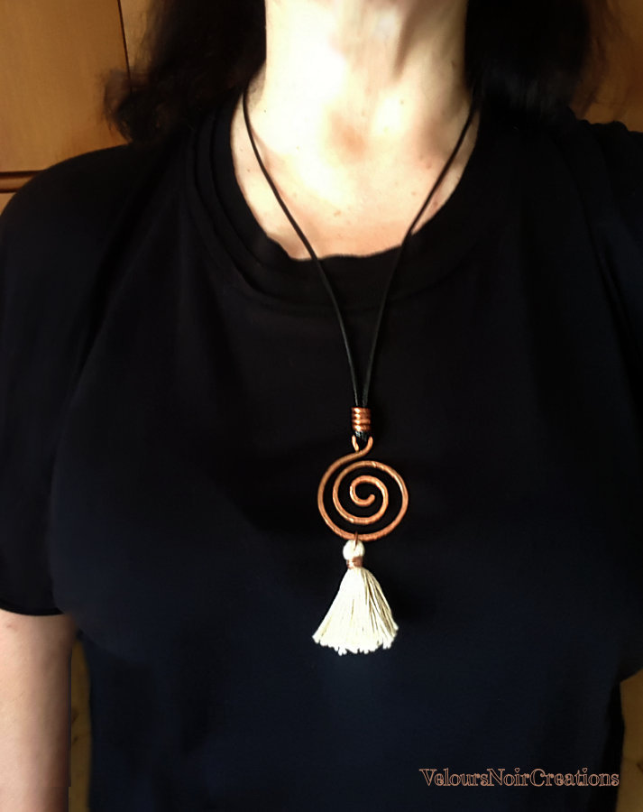 Collana In Legno A Spirale Per Donna, Ciondolo Artistico Verde Con Cordino In Pelle, Lunghezza 90 Cm, Gioiello Etnico E Originale, Regalo Unico