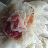 Bouquet di fiori in tessuto champagne  e rosa con perle e strass 