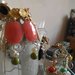 Orecchini con perno a lobo in metallo dorato etrusco modulo ovale in resina pesca e piccolo pendaglio con roselline e perle