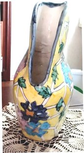 Vaso con base ovale, schiacciato ai lati con apertura sul lato, manufatto dipinto a mano
