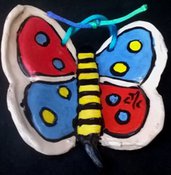 2 piccola farfalla di ceramica con elementi in rilievo, manufatta da appendere