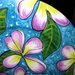 Piatto di ceramica con falda, decorato a mano con fiori stilizzati di 4 petali e foglie su fondo azzurro