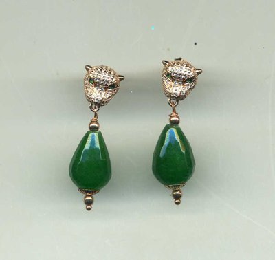 Orecchini pendenti in argento placcato rosa con testina di pantera e goccia in agata verde Orecchini pendenti in argento placcato rosa con testina di pantera e goccia in agata verde