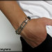 Bracciale in cuoio nero inciso e due grandi maglie di catena colore argento e fibbia regolabile, idea regalo - Italyhere